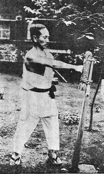Gichin Funakoshi s'exerce au Makiwara